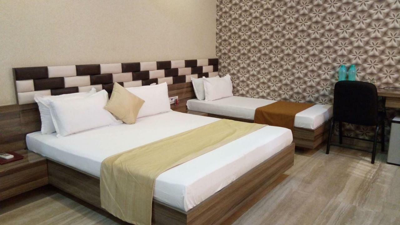 Hotel Shahi Darbar Navsari Eksteriør billede
